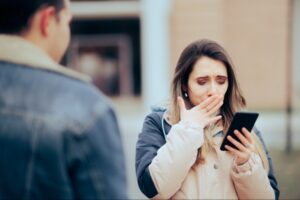 آیا ورود به گوشی همسر برای اثبات جرم قانونی است؟