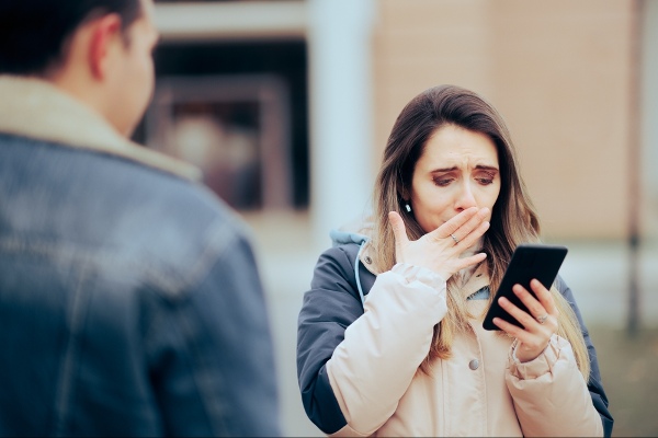 آیا ورود به گوشی همسر برای اثبات جرم قانونی است؟